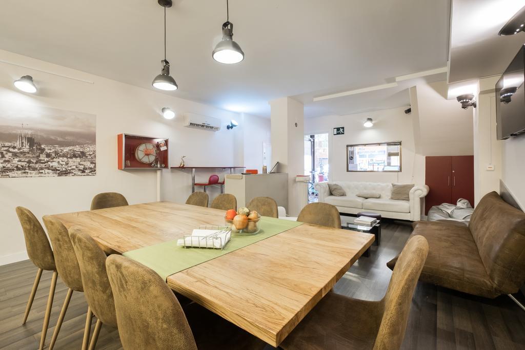 Barcelona & You Hostel Sagrada Familia Экстерьер фото