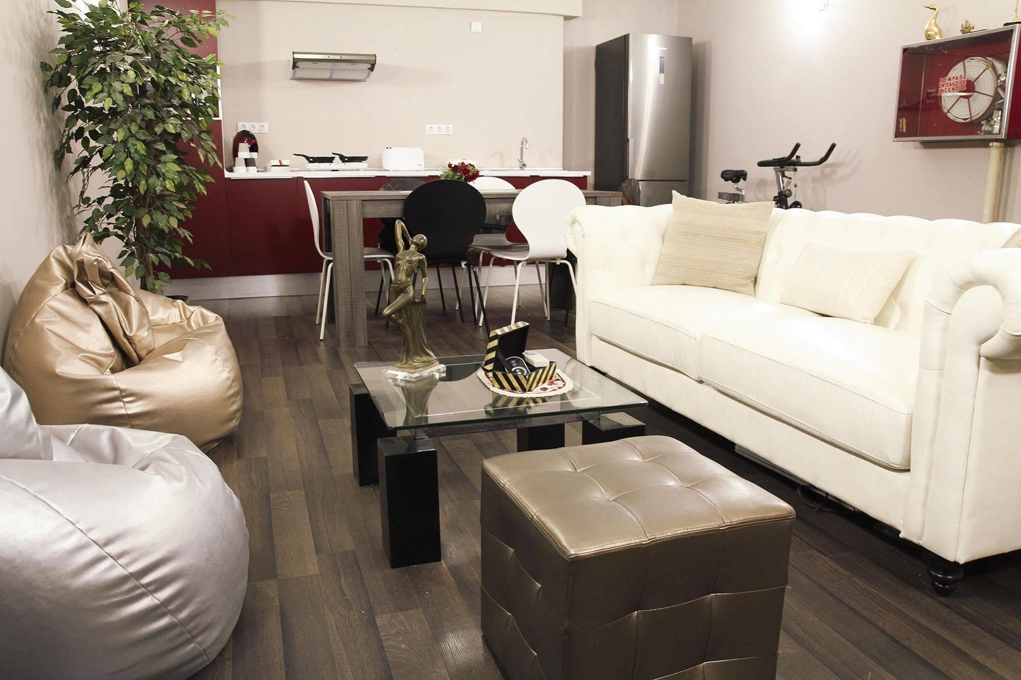 Barcelona & You Hostel Sagrada Familia Экстерьер фото